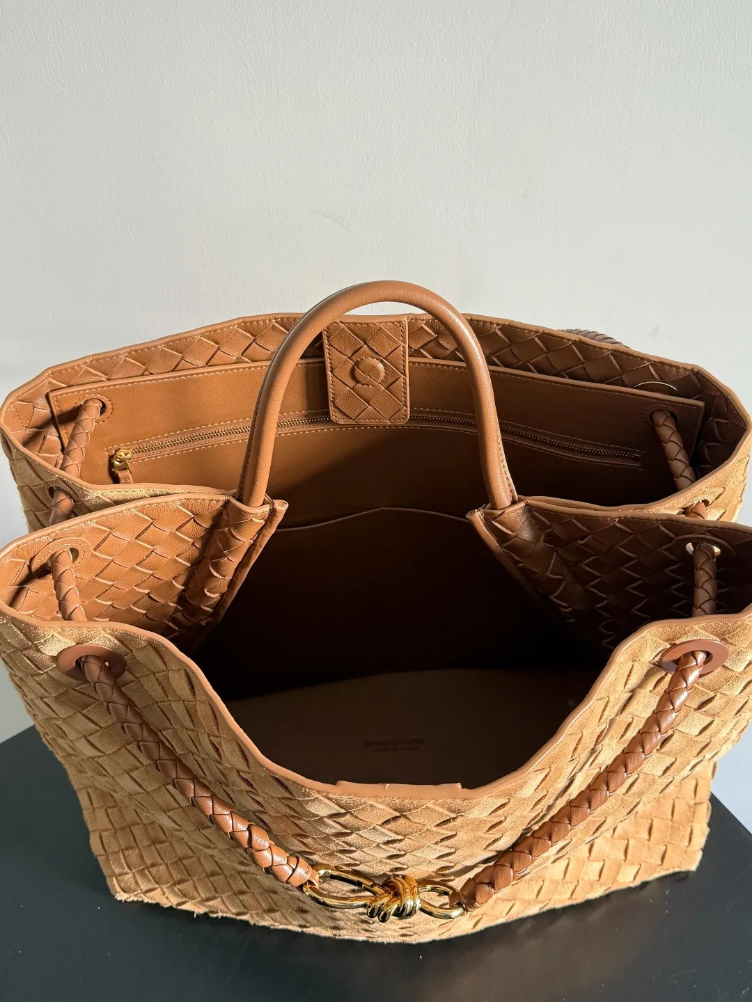 Batch 3760 Recently, the same style of bag that celebrities love is both high-end and practical. Michelle Yeoh, Kim Namjoon, Jing Boran, Tong Liya, Sun Qian, Wu Qianyu, Du Juan, Ma Yili and Bai Baihe are all carrying Bottega Veneta summer series Andiamo handbags. Andiamo has a simple structure and rounded lines. The whole piece is made of Nappa leather. It is comfortable, soft and dynamic. It adds interest to daily life and can be easily matched with various styles. Andiamo handbags are available in three sizes: small, medium and large. There are many colors to choose from, which can meet different needs. You can really carry it whether it is daily or attending events. Style number: 743575 Size: 45*22*34cm